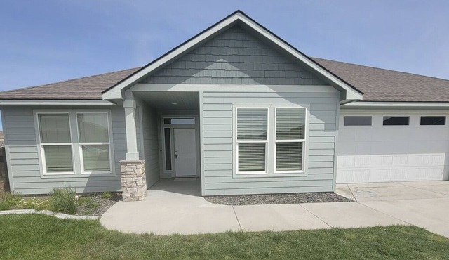 King Suite, 3 Car Garage & Yard 3/2