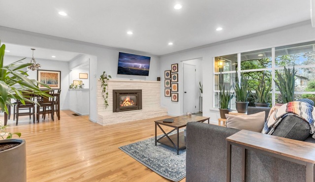 Kirkland Luxury Getaway with Backyard & Workspace!