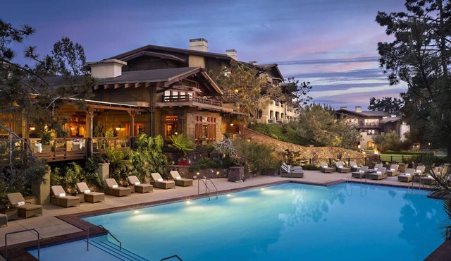 La Jolla Escape! 2 Spacious Units with Balcony, Outdoor Pool, Pet-friendly!