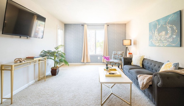 La Jolla UTC King Bed Suite w/Pool, Sauna, Parking