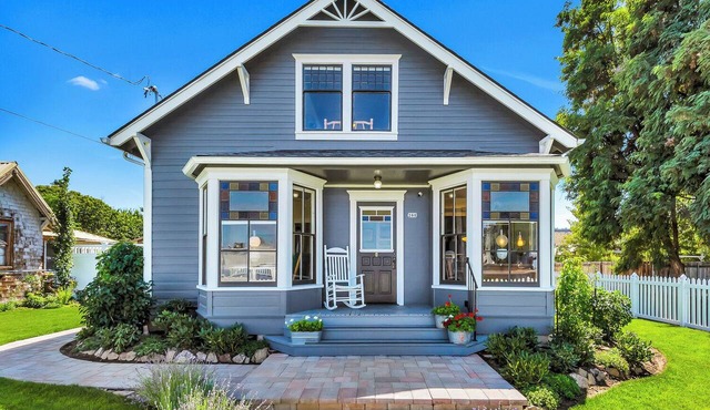 LaFollette - Restored Queen Anne cottage with vintage charm and modern amenities