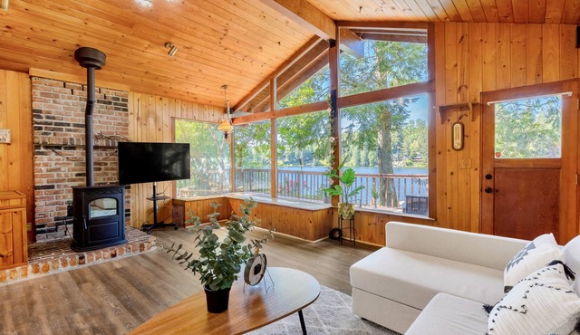 Lake access cabin near trails and spring