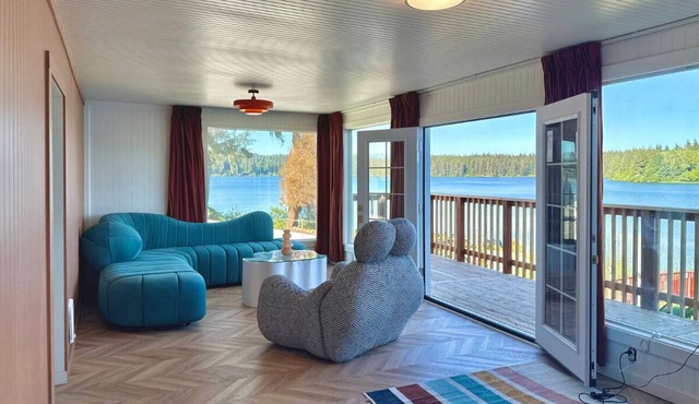 Lakefront House w/Panoramic Views, Balcony & Dock