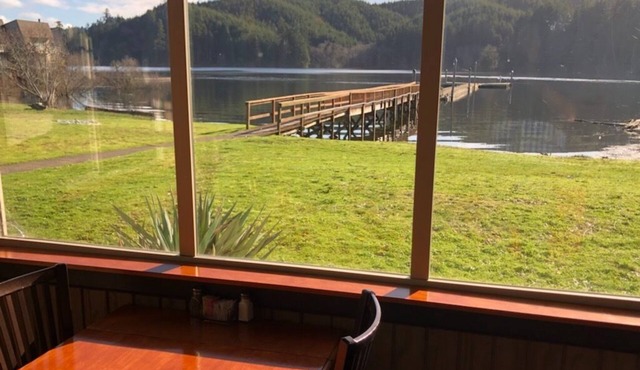 Lakeshore Lodge