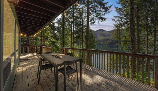 Lakeside Retreat – Waterfront Cabin with Dock, Sauna on Lake Cushman