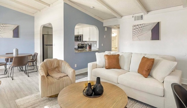 Landing | Stylish 2BD, Courtyard