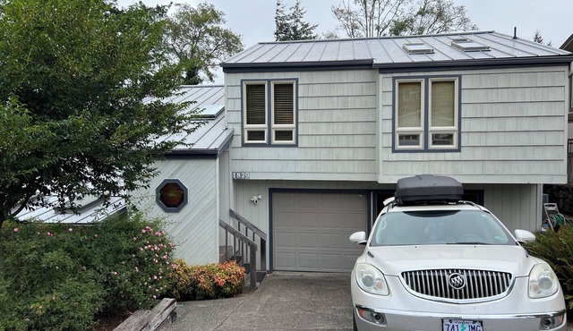 Large 3 bedroom above park w/Hot Tub, Sauna and Peloton