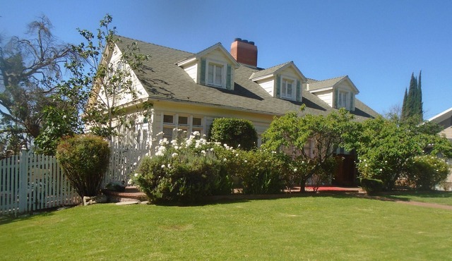 Large 6 Bedroom home Beverly Hills area of Glendale, sleeps 12, with pool