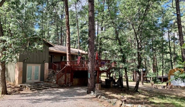 Lazy Bear Cabin- BBQ* FirePit* Goldwater Lake*