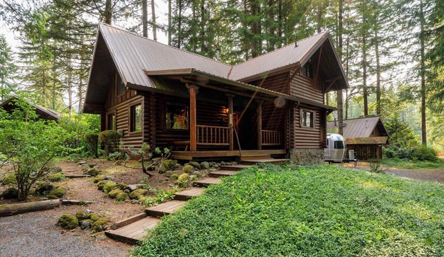 Log Cabin Compound | 6BR/5.5BA | 2 Hot Tubs