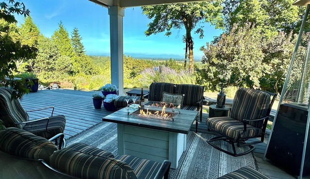 Lovely 4 bedroom, 3 bath home with hot tub and stunning views of the Cascade Mt.