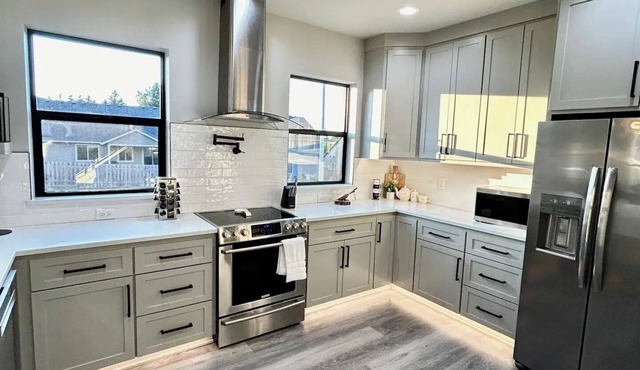 Lux Design, 5 Beds, Sleeps 10, Game Room, BBQ Grill