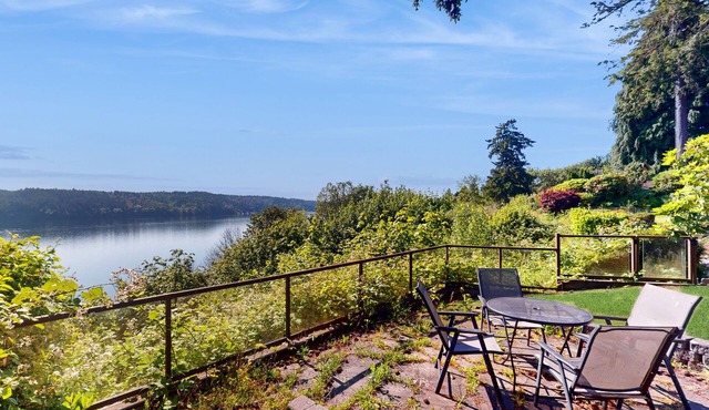 Luxe Home with patio & Cascade Mountain & lake views