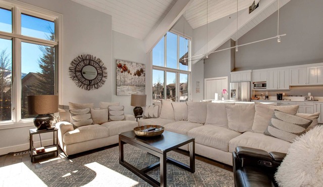 Luxe townhome with pool, private hot tub, washer & dryer, & garage