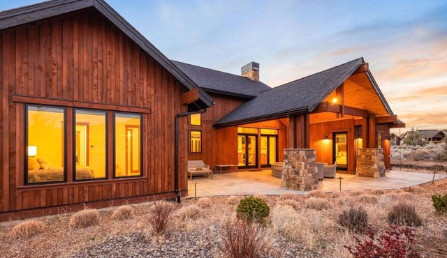 Luxurious 4-bedroom Brasada house w/3 en suites & bunks: Backs to Golf Course