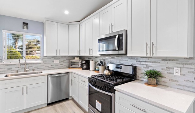 Luxurious & Charming 4BR Getaway in Moreno Valley