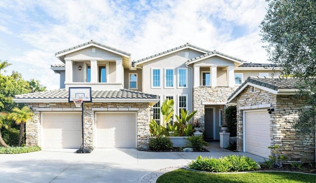 Luxurious Home w/Hot Tub & Pool + Water Slide