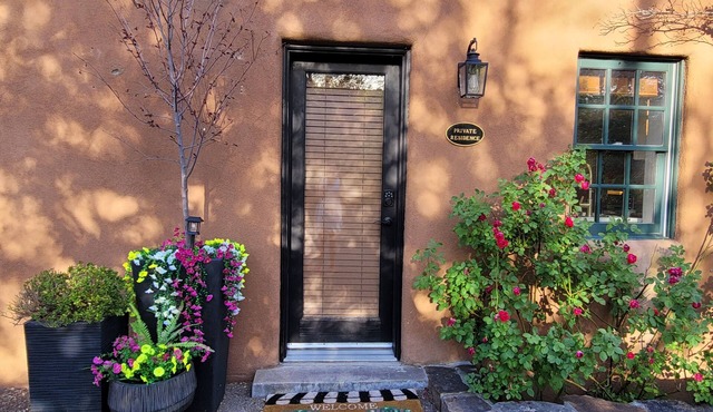 Luxurious New Mexican Queen Suite Across State Capitol Downtown Santa Fe