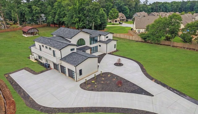 Luxury 4-bedroom home with 2 kitchens, hot tub, and gym: Group & Family Retreats