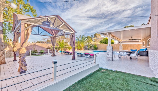 Luxury and exclusive villa 2 miles from the strip