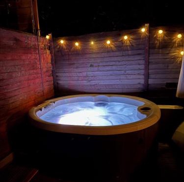 Luxury Duck Pond Glamping Hot Tub, Alpacas, Stars