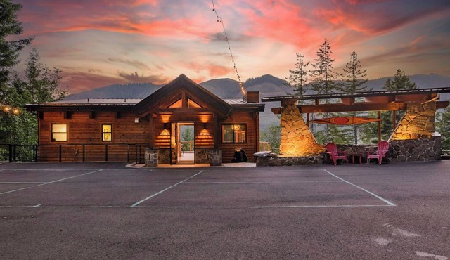 Luxury lodge near Olympic National Park-Hot Tub-Perfect for Couples & Friends