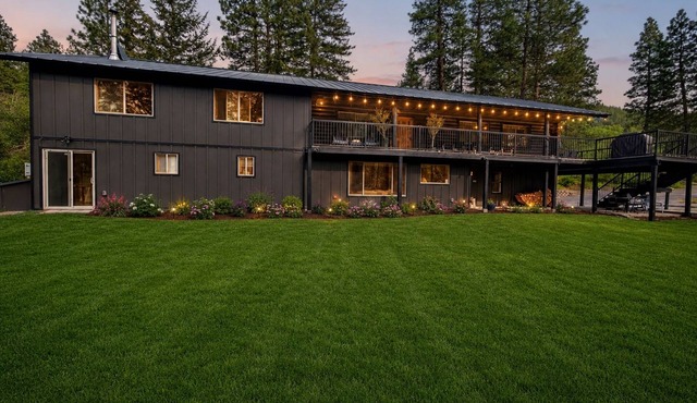 Luxury Modern Log Retreat on 3 Acres with Hot Tub, Theater, 2 Miles to Downtown