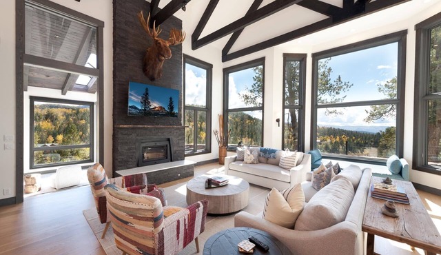 Luxury Modern Mountain Home w/Amazing Lake & Mountain Views. 2 Miles to Purg