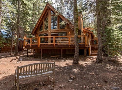 Luxury Mountain Pet-Friendly Cabin | Golf Views & Sleeps 13