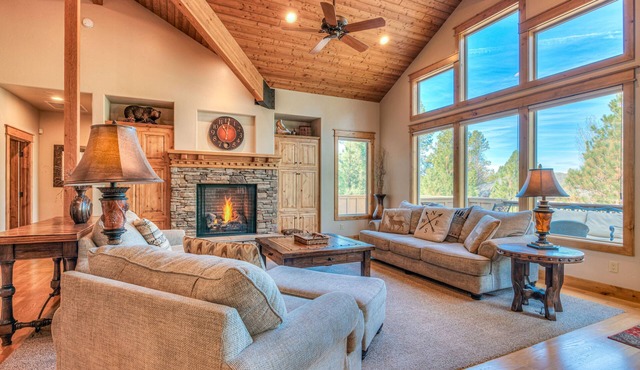 Luxury Retreat with Hot Tub, SHARC, A/C and Bikes