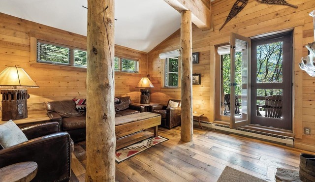 Mandan Upper 1 bedroom Cottage, Wood Burning Fireplace, 4 min walk to Resort