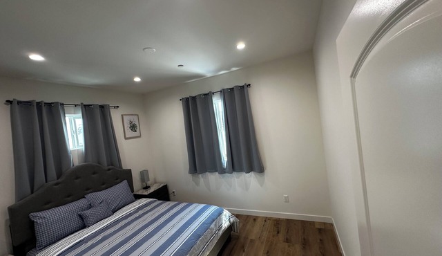 Marvelous 6-bedroom house with AC in Los Angeles.