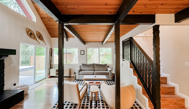 Miley's Mountain House- 25 min from Stevens Pass, creek side firepit, hot tub