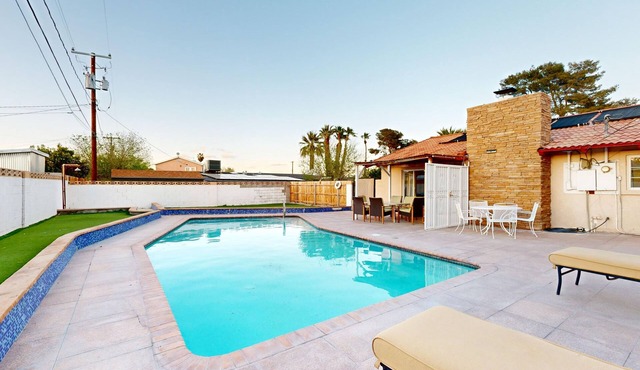 Minutes to Vegas Strip I Spacious I SPA