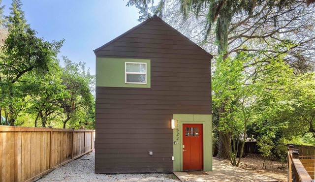 Modern 2025 Retreat with Triple AC in Quiet Area
