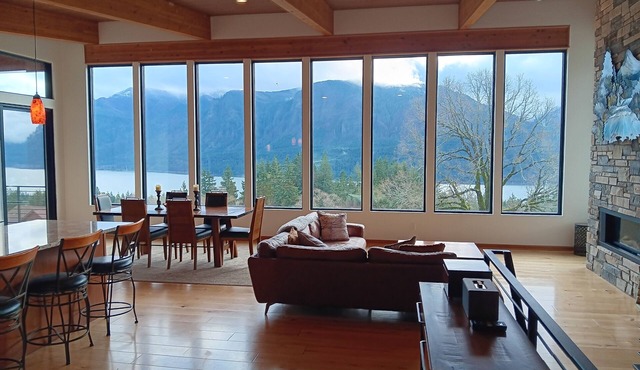 Modern 4 bedroom with sweeping views of river and mountains. Room to roam
