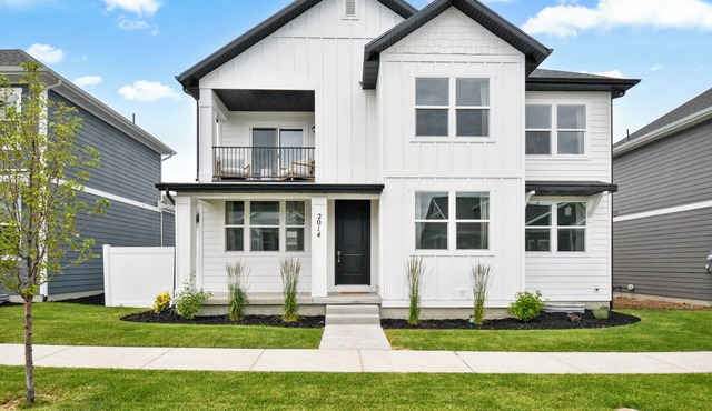 Modern 6br near skiing, luxe, sleeps 12, hot tub