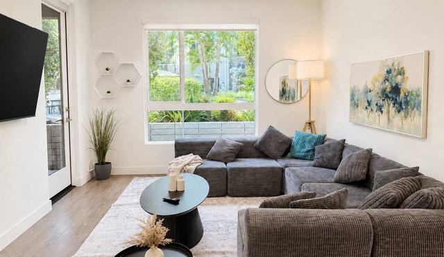 Modern Apartment w/Pool & Gym Near Disneyland