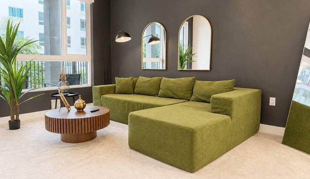 Modern Apartment with Pool & Gym Near Disneyland