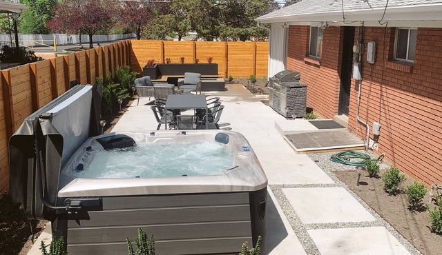 Modern Escape: Hot Tub, Firepit, BBQ near Airport Hike in the Mountains