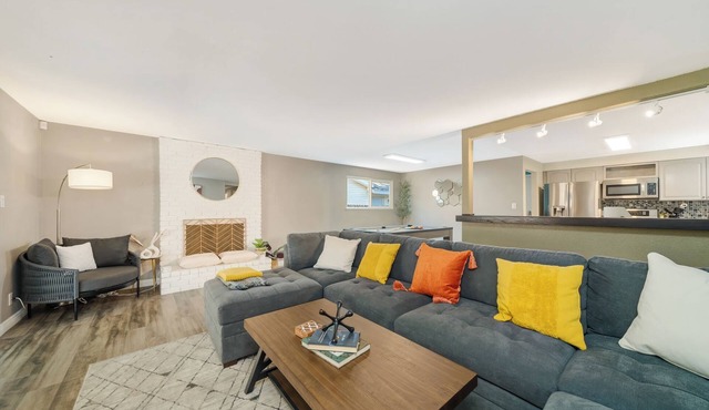 Modern Home in Reno w/PoolTable, HotTub.10 mins from Downtown!
