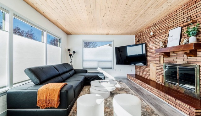 Modern Home near Southside w/Blue Mountain Views