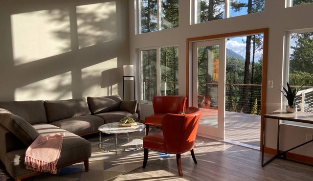 Modern House with peaceful deck, walk to Cascade Lake, pet friendly.