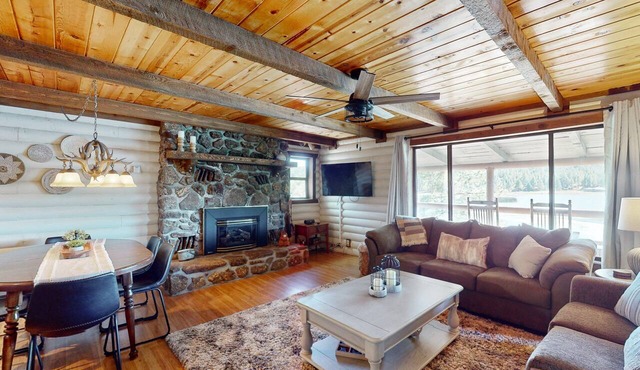 Modern lakefront cabin with bbq, gas fireplace, amazing views