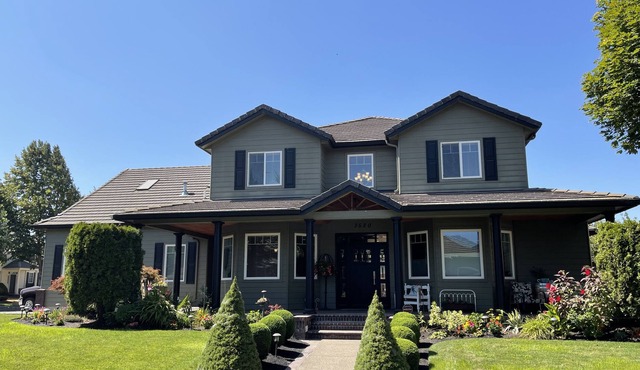 Modern -large 3000 sq ft home- 3 kings, queen and bunk.
