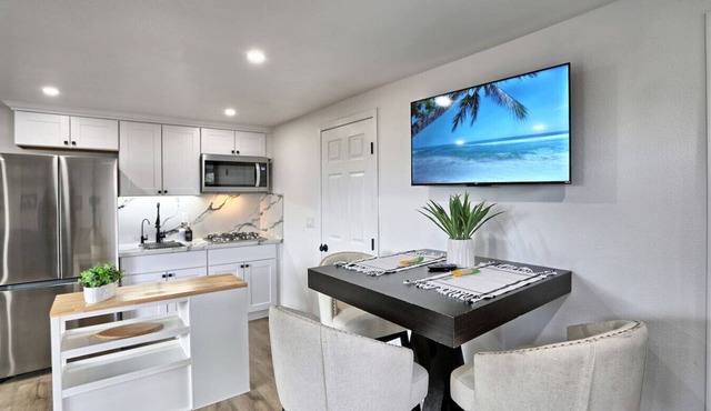 Modern Luxe Guest House | Stunning Views + Parking