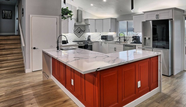 Modern Luxe w Chef’s Kitchen