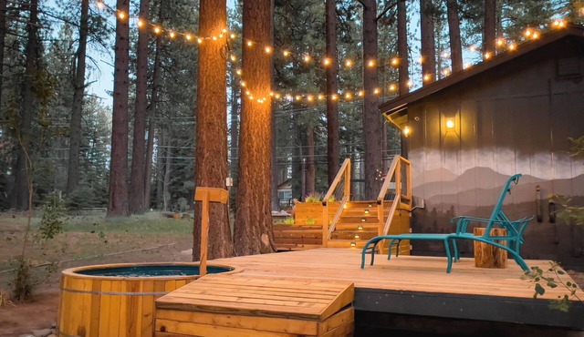 Modern Retreat - Hot Tub, Views, 3 Decks & Swings