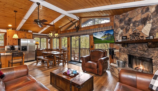 Moonridge Cabin 4B/2B, Hot Tub, Slope View, Games!