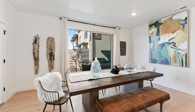 Mordern up scale town home 13 minutes from down town Park City.